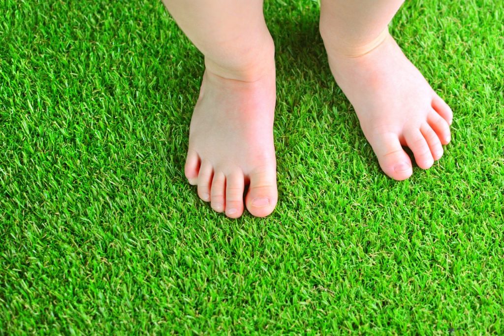 césped artificial niños