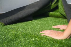 quitar electricidad estática césped artificial